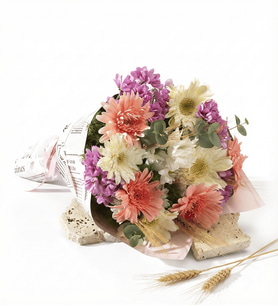 Gazete Bukette Pembe Beyaz Gerbera ve Papatyalar